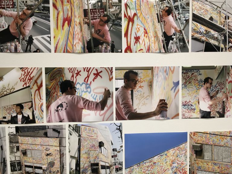 1983年、外苑前にある現ワタリウム美術館前の建物に壁画制作をしたキース・ヘリング。壁画は今も残っている。 《ワタリウム壁画制作写真》壁画制作記録写真 1983年東京神宮前 川島義都 © Keith Haring Foundation