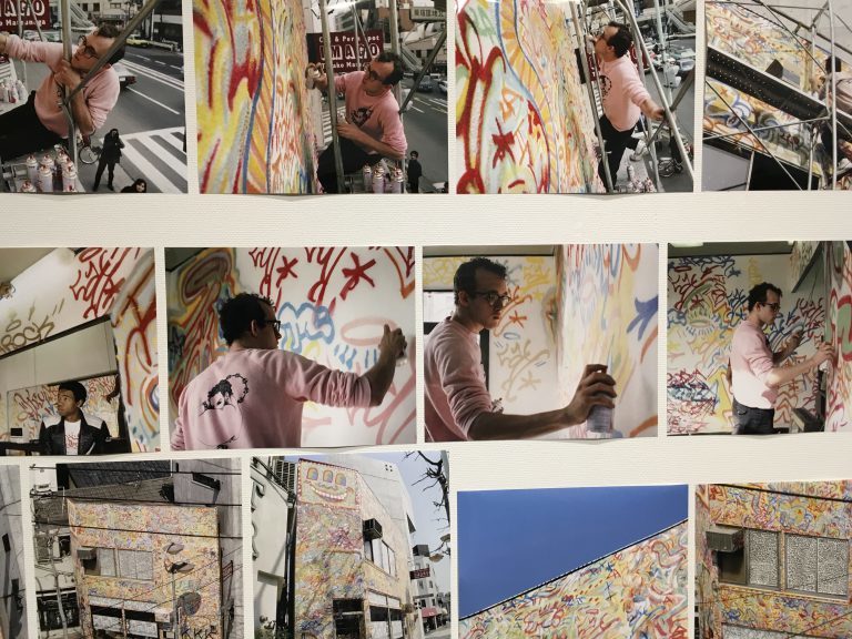 1983年、外苑前にある現ワタリウム美術館前の建物に壁画制作をしたキース・ヘリング。壁画は今も残っている。 《ワタリウム壁画制作写真》壁画制作記録写真　1983年東京神宮前　川島義都   © Keith Haring Foundation