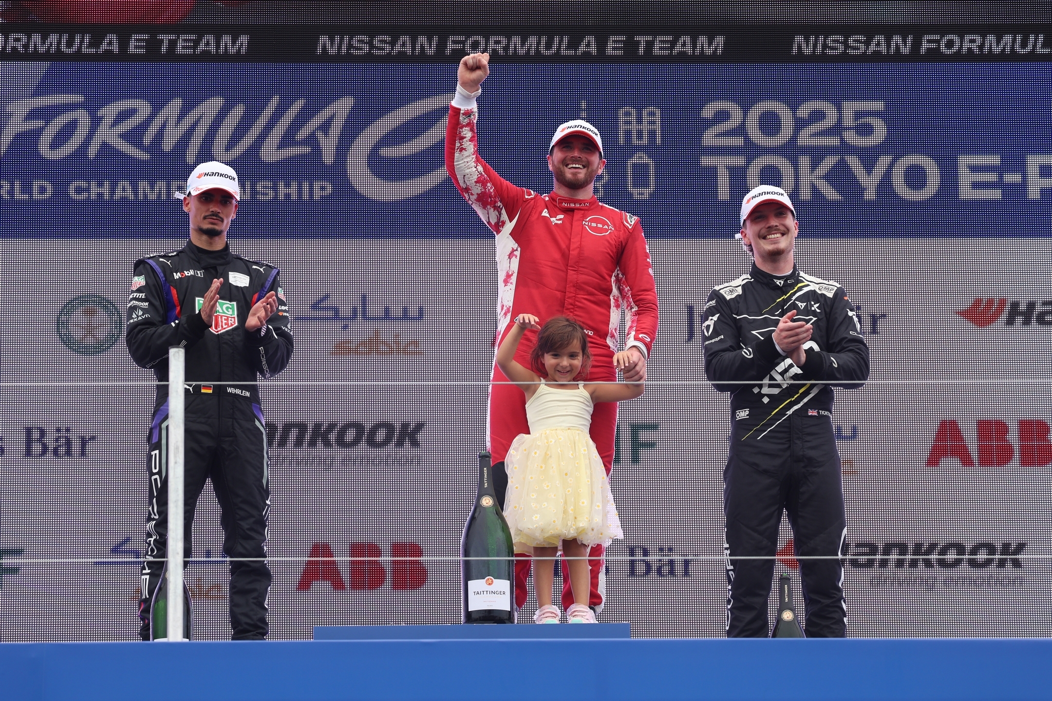 左からパスカル・ヴェアライン（タグ・ホイヤー ポルシェ フォーミュラEチーム）、オリバー・ローランド（日産フォーミュラEチーム）、ダン・ティクタム(CUPRA KIRO) ©フォーミュラE