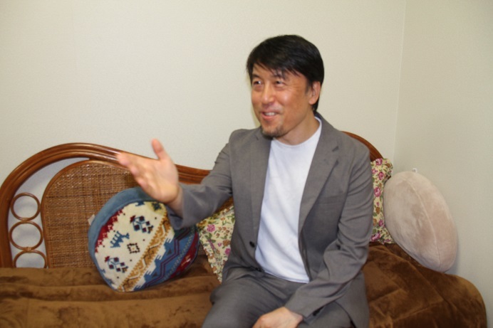 にこやかに演出意図を説明する井原広樹 (C)H.isojima