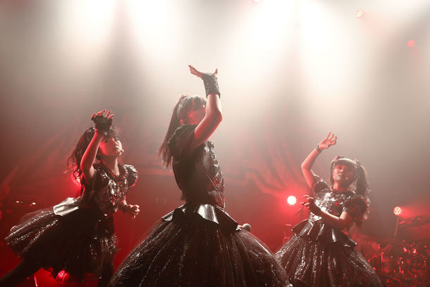 「BABYMETAL 5大キツネ祭り in JAPAN『黒キツネ祭り』」の様子。（Photo by Taku Fujii）