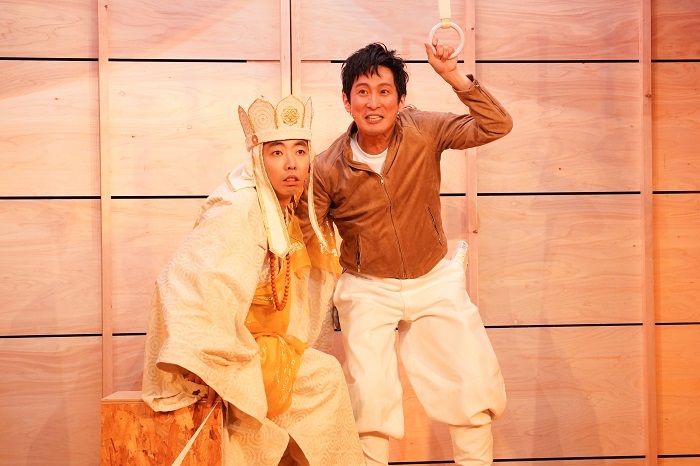 （左から）柄本時生（三蔵法師）、成河（口笛の男） (C)宮川舞子