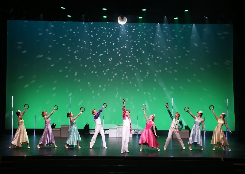 トップスター翼和希を中心とした出演者9名                         (C)OSK日本歌劇団