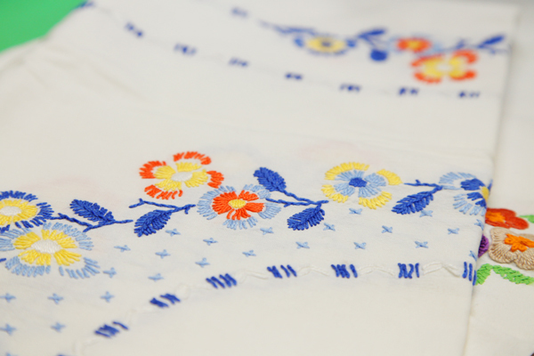 東欧の手刺繍のテーブルクロス