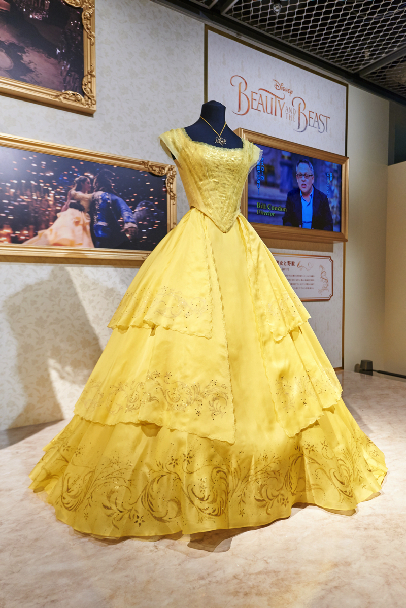 多くの来場者が美しさに魅了されていたベルのドレス （C）Disney
