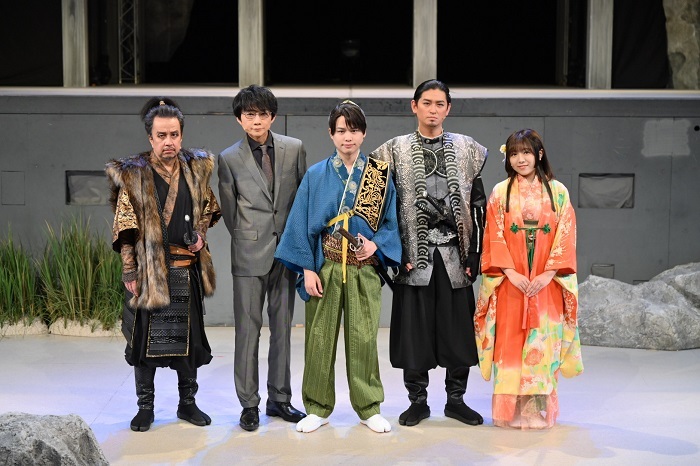 （左から）小宮孝泰、内海光司、小川優（ジャニーズJr.）、賀集利樹、武田智加（HKT48） (C)Israfil / TO Books.