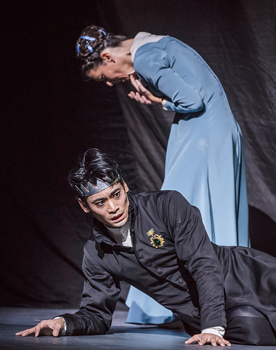 The Winter's Tale. Ryoichi Hirano as Leontes and Laura Morera as Paulina （C）ROH,2018.ph.byTristram Kenton