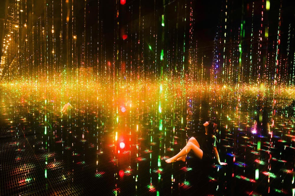 《生命は結晶化した儚い光 / Ephemeral Solidified Light》teamLab, 2021, Interactive Installation, Sound: teamLab