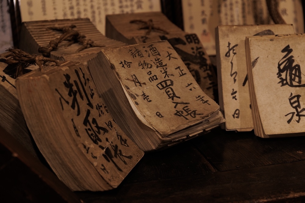 味噌や醤油を手がけていた醸造所から分家し、1894年に酒造りを始めたという舞姫。店内に何気なくディスプレイされている古い帳簿は明治・大正時代のものである。 撮影：大塚正明
