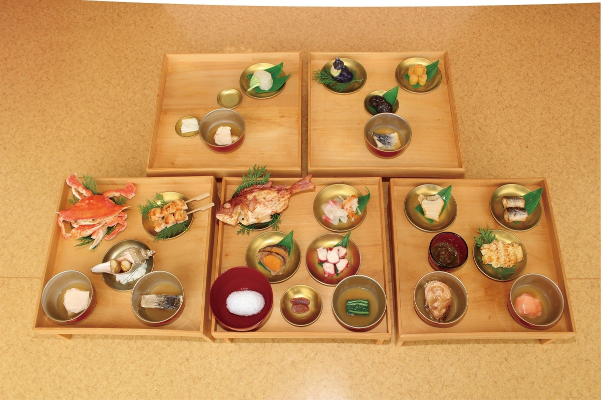 織田信長が徳川家康をもてなした本膳料理（1582（天正10）年5月15日）の再現模型　奥村彪生監修　御食国若狭おばま食文化館蔵