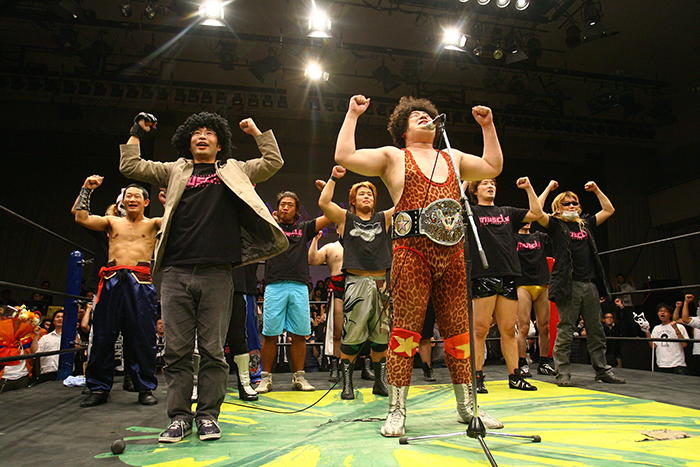 みんなでマッスルポーズをやれば、すべて大団円?! 写真提供：週刊プロレス
