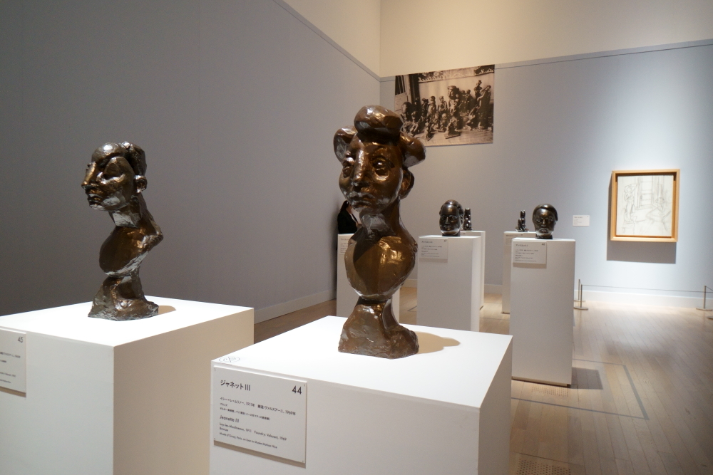 左： アンリ・マティス《ジャネット Ⅴ》1913年、中央：《ジャネット Ⅲ》1911年 オルセー美術館蔵（ニース市マティス美術館寄託）