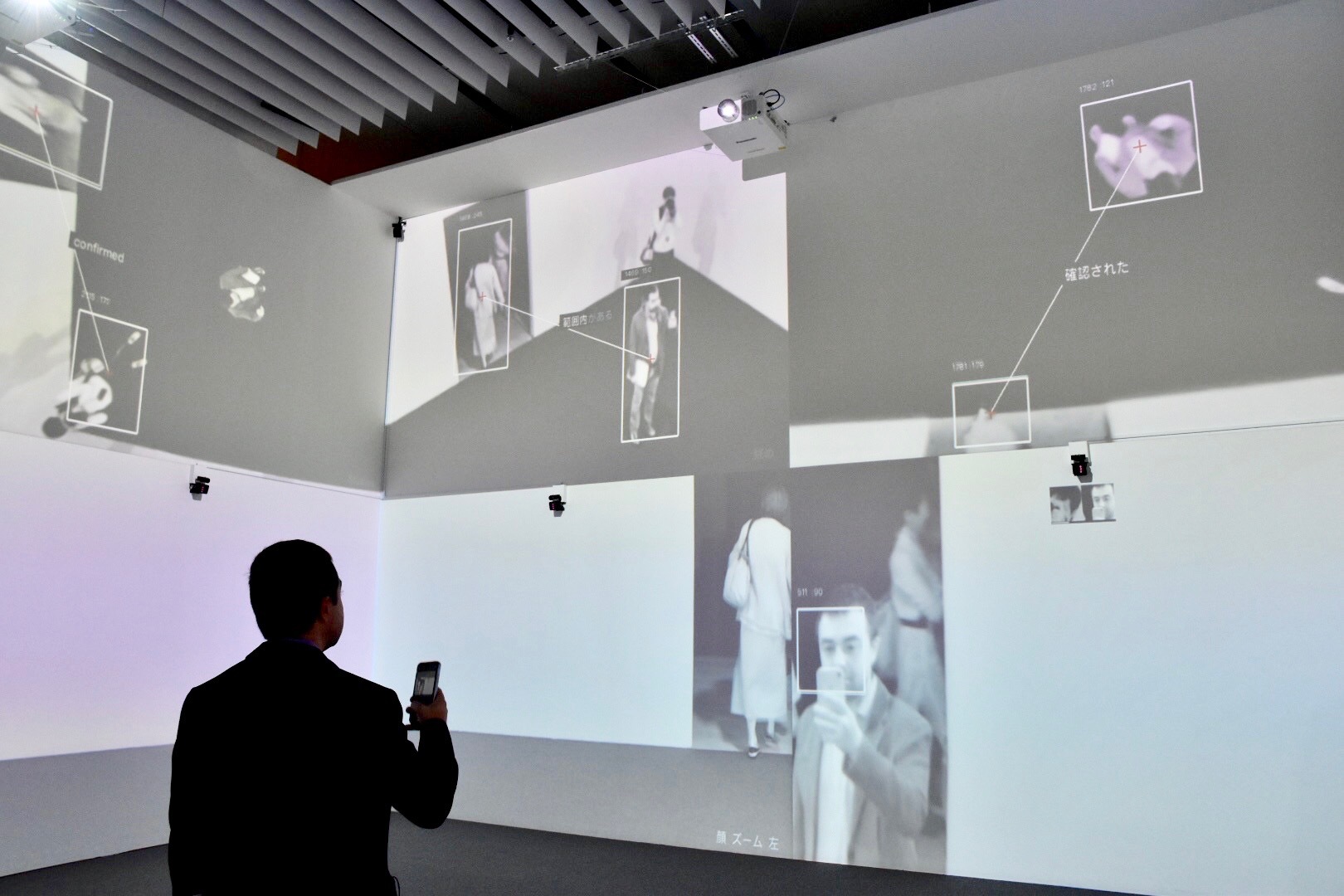 顔認識のセンサーと監視カメラを使い、室内の鑑賞者が検出される。 ラファエル・ロサノ＝へメル＆クシュシトフ・ウディチコ　《ズーム・パビリオン》　2015年