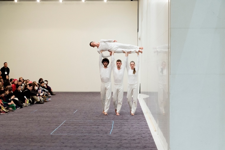 トリシャ・ブラウン・ダンスカンパニー『Trisha Brown: In Plain Site』2016　京都国立近代美術館 Photo by Yuki Moriya