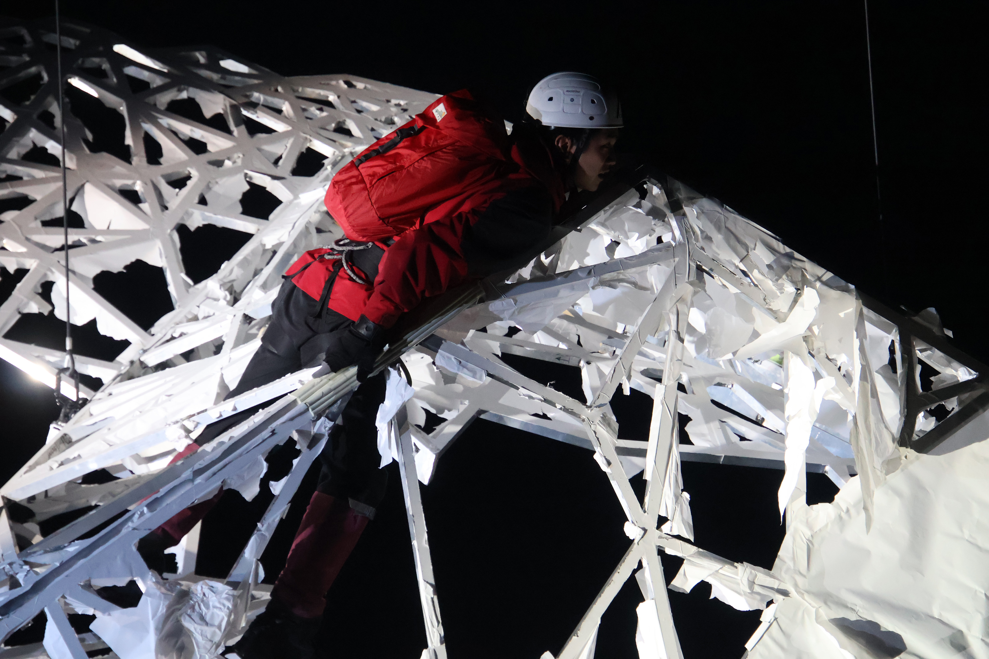 『Touching the Void タッチング・ザ・ヴォイド ～虚空に触れて～』舞台写真