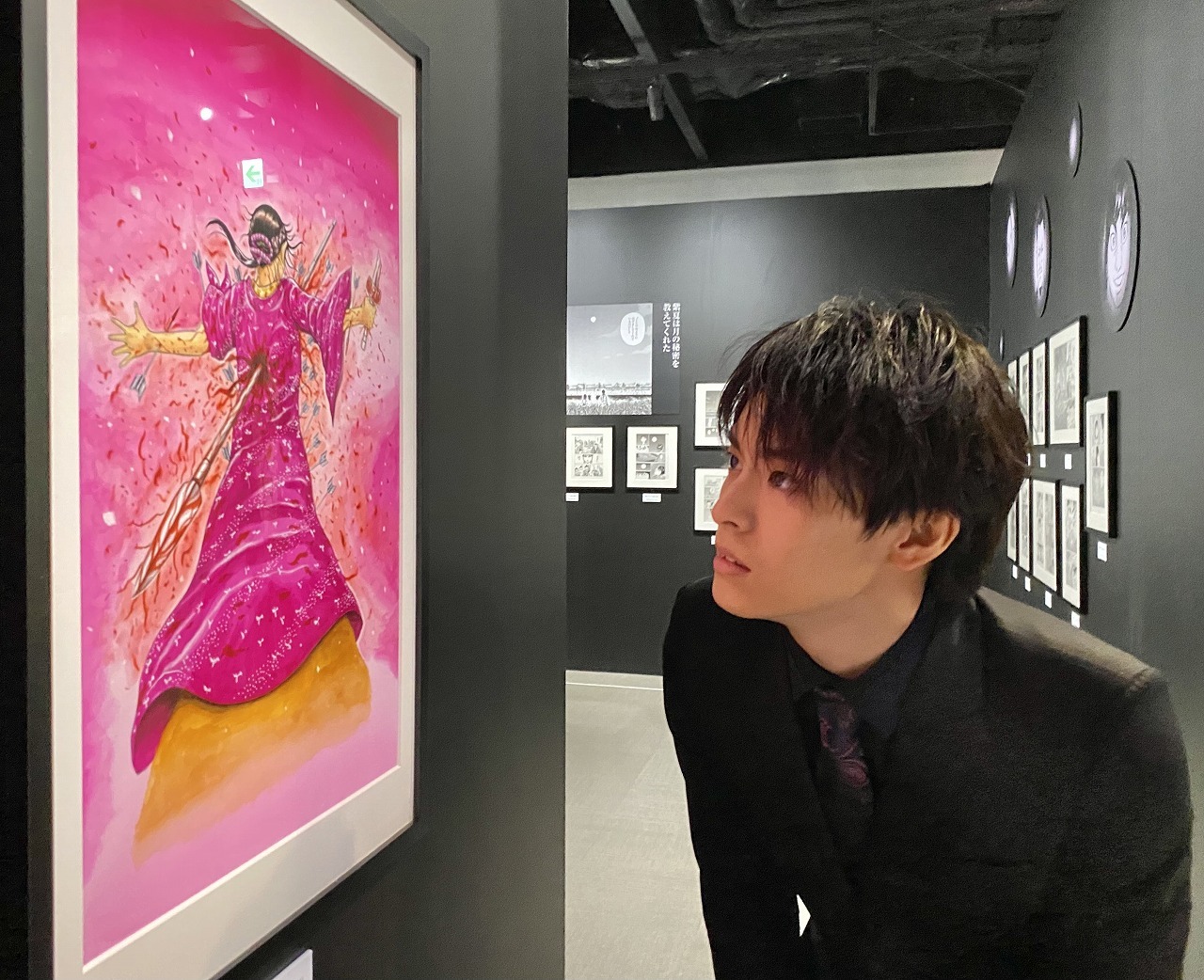 舞台版に登場するキャラクター 紫夏の原画に見入る、高野洸 　(C)原泰久／集英社