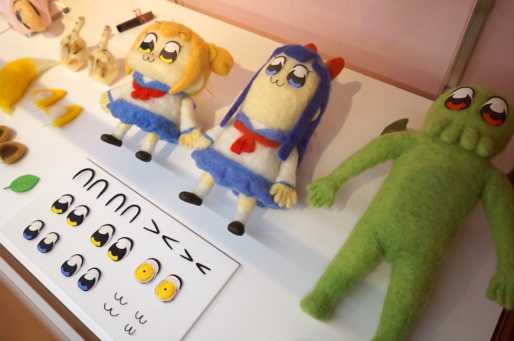 フェルト人形のポプ子とピピ美、手前はクトゥルフ。いずれもよく踊る。