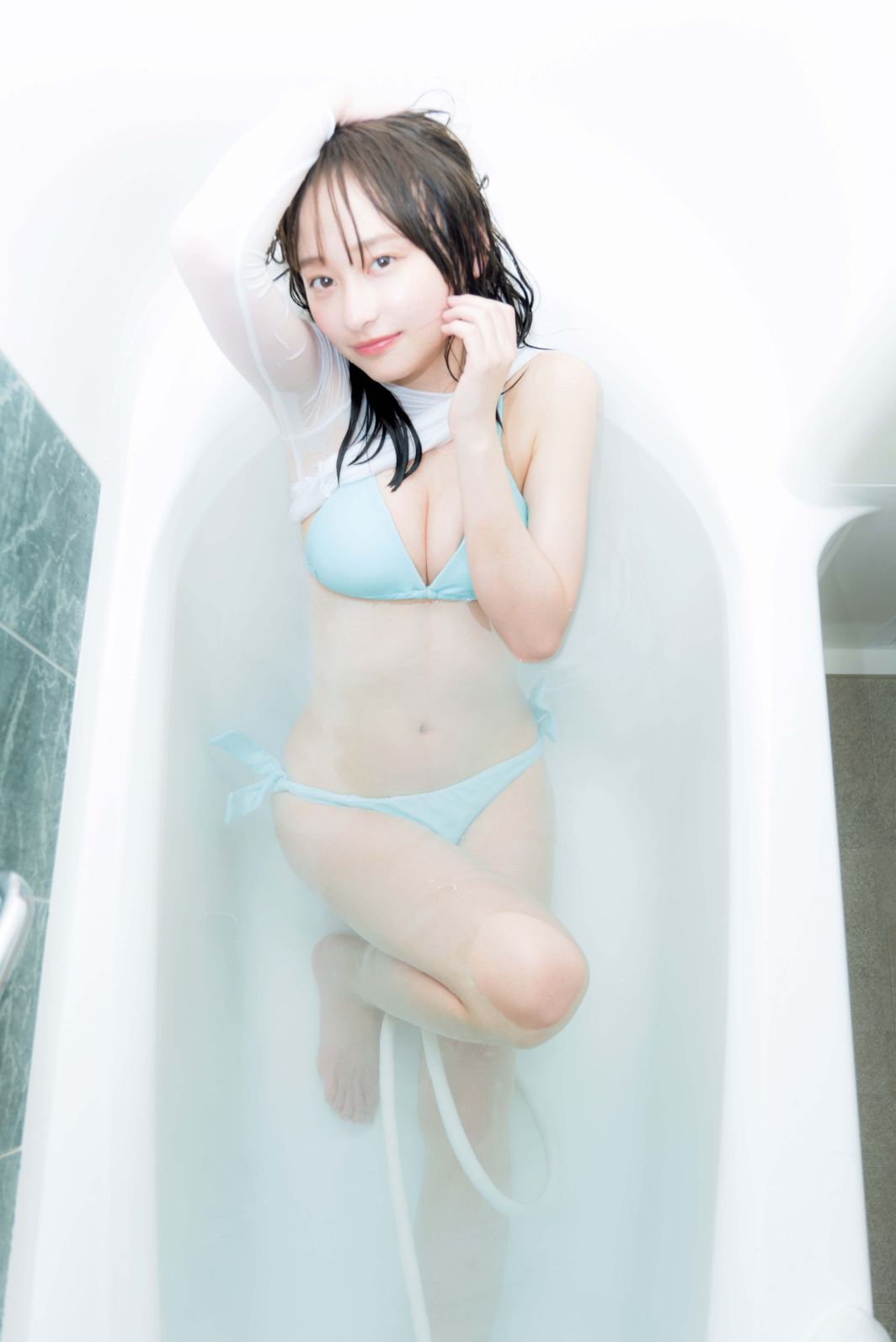 影山優佳（日向坂46）、空色水着で濡れ髪の艶っぽい姿を披露 1st写真集