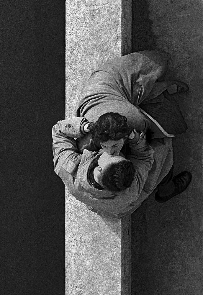 Quai du Louvre, couple, 1955, Paris, France © Frank Horvat