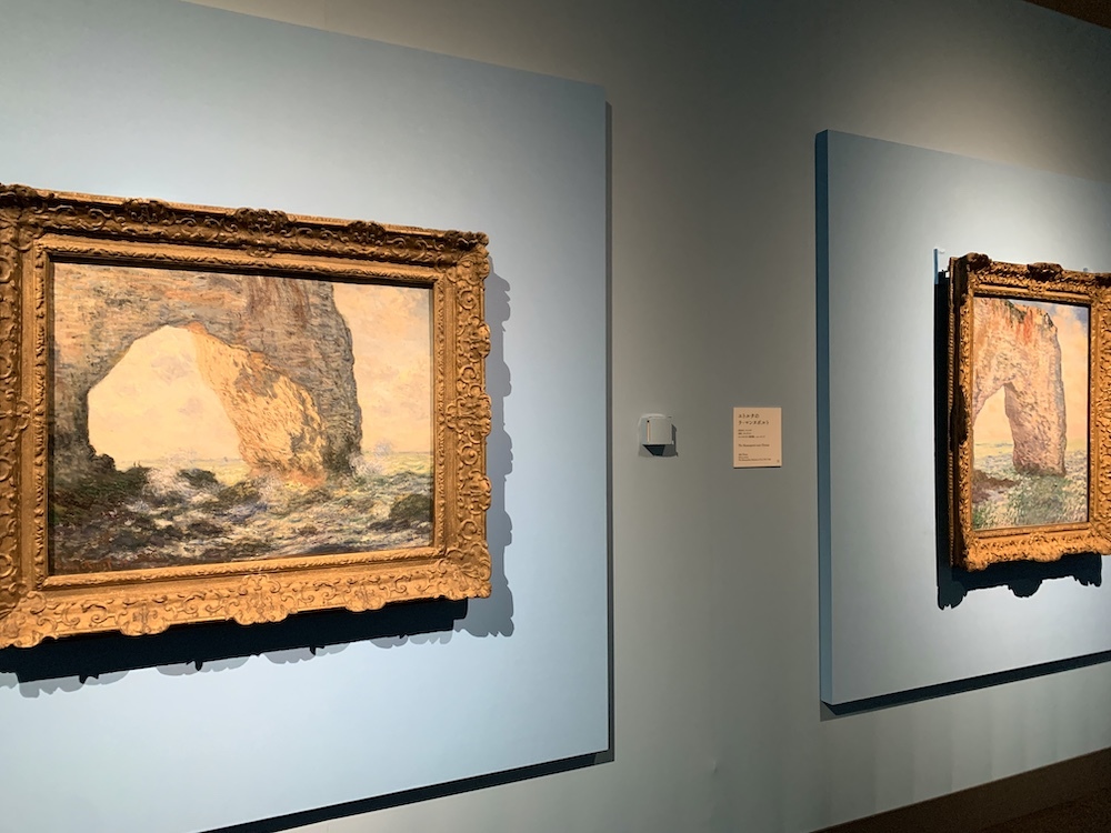 手前（左）：《ラ・マンヌポルト（エトルタ）》1883年　奥：《エトルタのラ・マンヌポルト》1886年、ともにメトロポリタン美術館