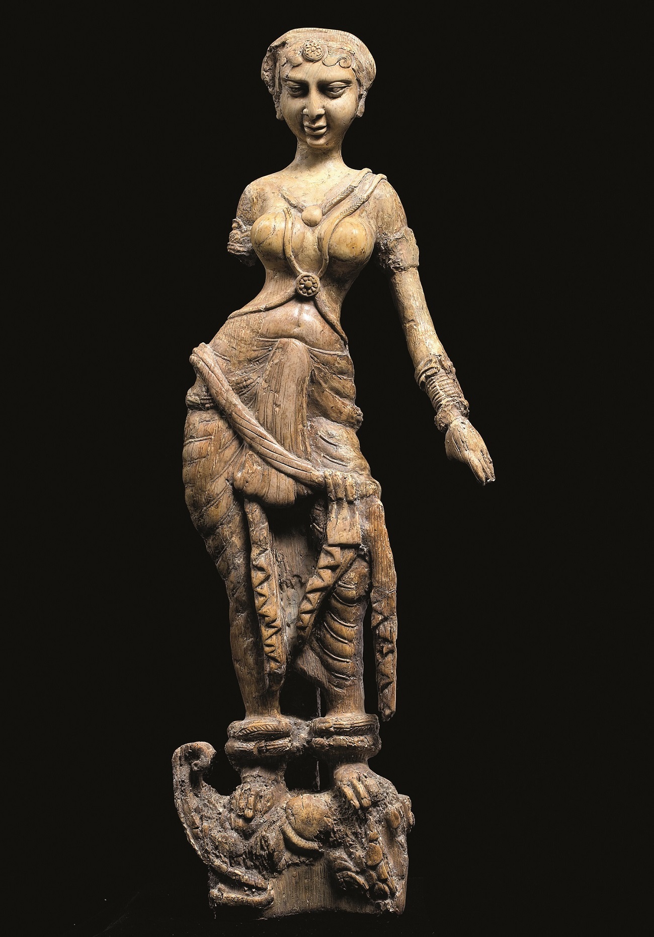 「マカラの上に立つ女性像」 1世紀 ベグラム出土、素材：象牙 所蔵元：アフガニスタン国立博物館蔵