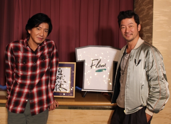 左から、木村拓哉、浅野忠信　 スピンオフ番組『木村さ～～ん！』で木村が実際に披露した書道と、人生初の「Tシャツ作り」で作ったデザイン模型とともに
