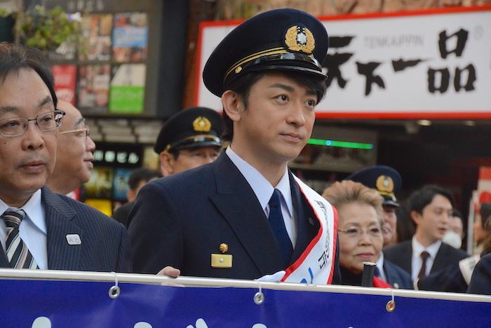 山本耕史(中央)