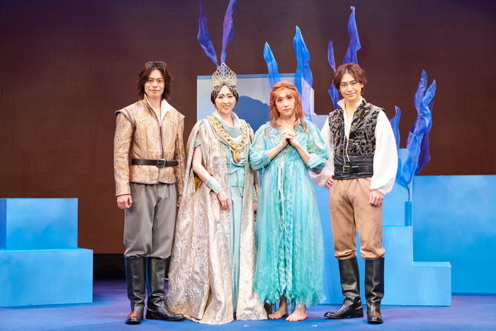 （左から）宇野結也、紫吹淳、中村米吉、小澤亮太 撮影：山副圭吾 (C)2022_2023 ArtistJapan