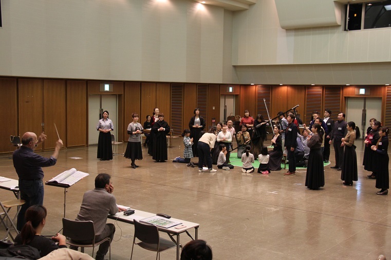 「演技に囚われる事の無いように！音楽を感じて！」マエストロから指示が飛ぶ！ (C)H.isojima