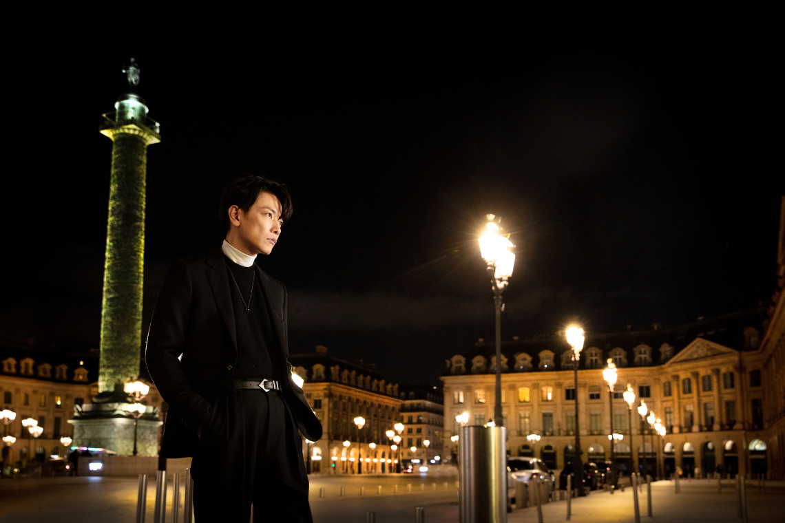 佐藤健がパールジュエリーをまとい、パリの情景と共に映し出される