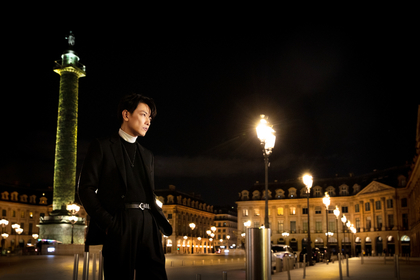 佐藤健がパールジュエリーをまとい、パリの情景と共に