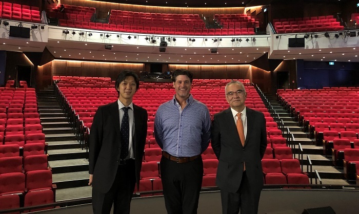 （左から）温井健司一等書記官（在カナダ日本大使館）、アダム・ブレイジアー（コンフェデレーションセンター舞台監督）、山野内勘二在カナダ日本国大使  　コンフェデレーションセンターのソビーファミリーシアターにて