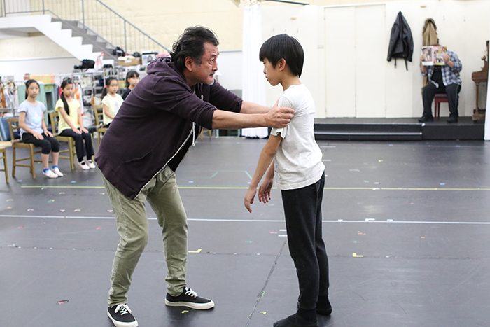 父さんにバレる（左・吉田鋼太郎、右・加藤航世） （カメラマン：田中亜紀）