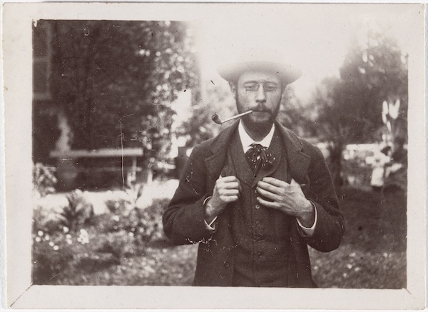 《ル・グラン＝ランの庭で煙草を吸うピエール・ボナール》1906年頃　モダン・プリント　6.5×9cm　 オルセー美術館