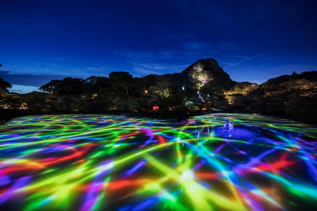 小舟と共に踊る鯉によって描かれる水面のドローイング / Drawing on the Water Surface Created by the Dance of Koi and Boats - Mifuneyama Rakuen Pond