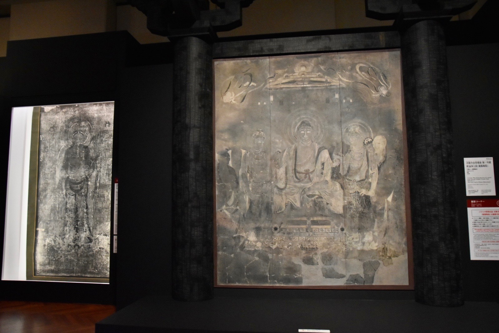右：法隆寺金堂壁画　第1号壁　釈迦浄土図（複製陶板）　大塚オーミ陶業制作　令話元年（2019） 奈良県蔵、 左：法隆寺金堂壁画（複製）　第12号壁　十一面観音菩薩像　便利堂制作　昭和12年（1937） 東京国立博物館蔵