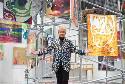 香取慎吾、3年ぶり個展『WHO AM I』いよいよ開幕　渋谷ヒカリエに登場し「全国をまわるのも夢のようです」