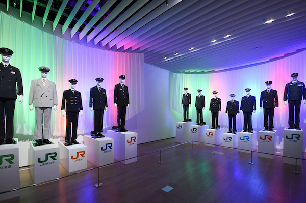中川家礼二が感動したJR7社の制服展示