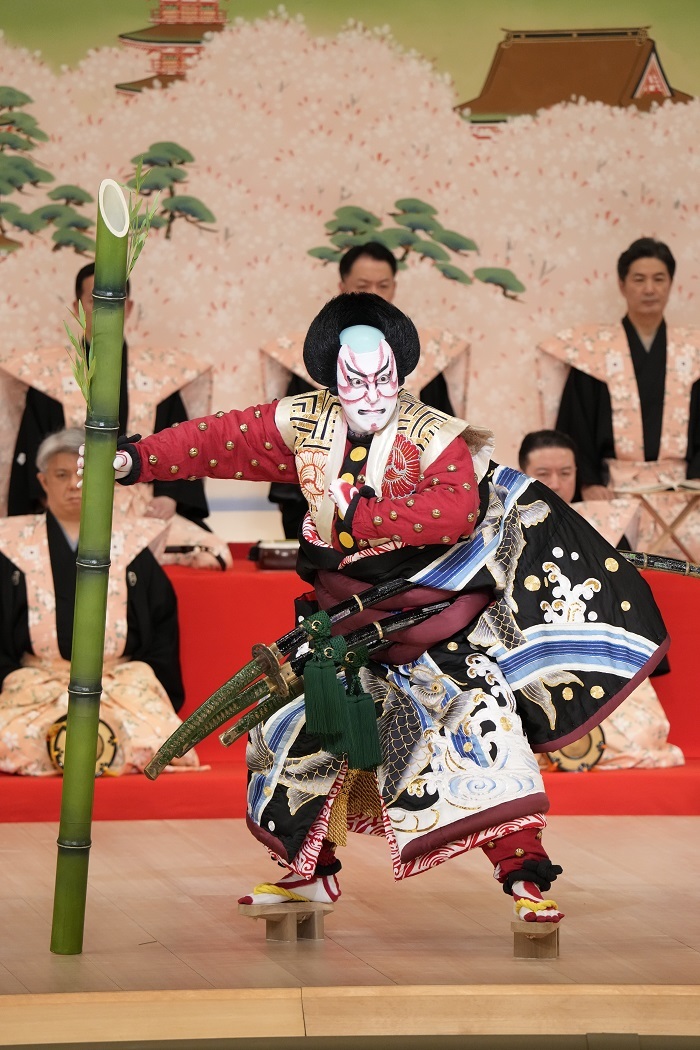 昼の部『京鹿子娘二人道成寺』大館左馬五郎=市川團十郎白猿 ／(C)松竹