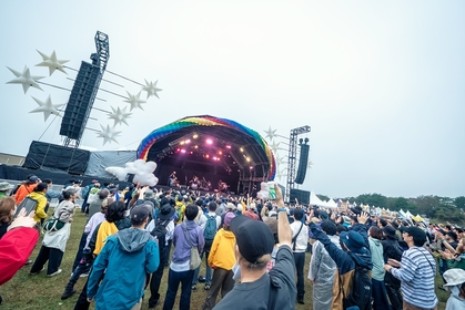 秋の雨、夜に焚き火…自然と音の織りなす幻想美に心動かされた2日間『朝霧JAM’25』総括レポート