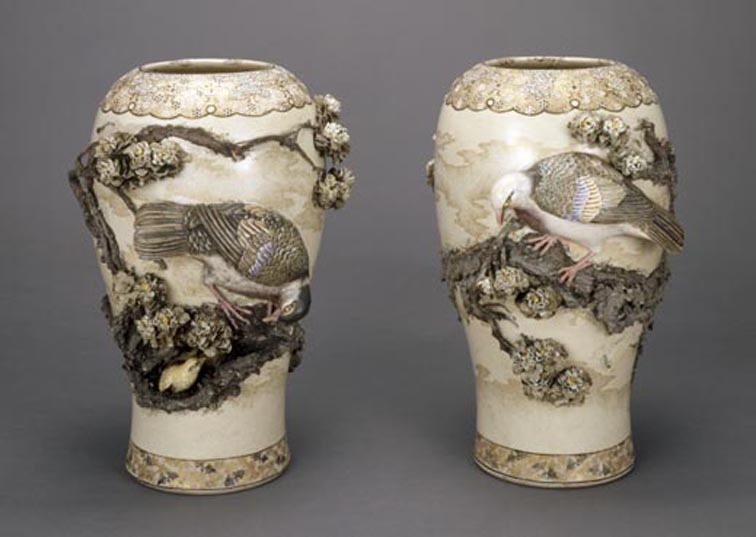 初代宮川香山《鳩桜花図高浮彫花瓶》1871-82年頃