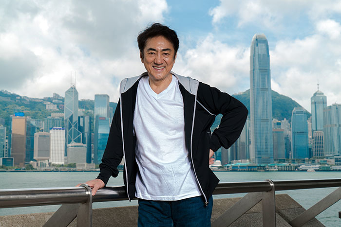 市村正親、劇場近くで香港島をバックに （撮影：Piet Defossez ）
