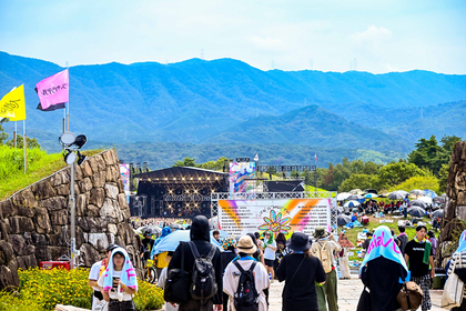 香川『MONSTER baSH 2025』昨年の雪辱を晴らし、歌って踊る大団円にーー氣志團、aiko、SHISHAMO、RIP SLYMEら豪華集結の初日をレポート（写真104点掲載）