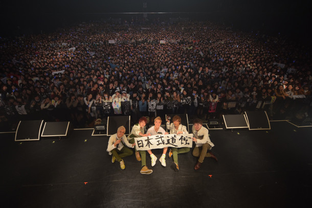 Da-iCE「Da-iCE Live House Tour 2015-2016 -PHASE 4 HELLO-」東京・豊洲PIT公演の様子。