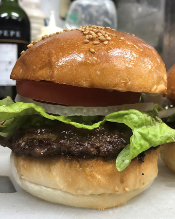 松阪牛バーガー 1,000円（ケーズピット）…日本三大和牛の松阪牛をふんだんに使用したハンバーガー