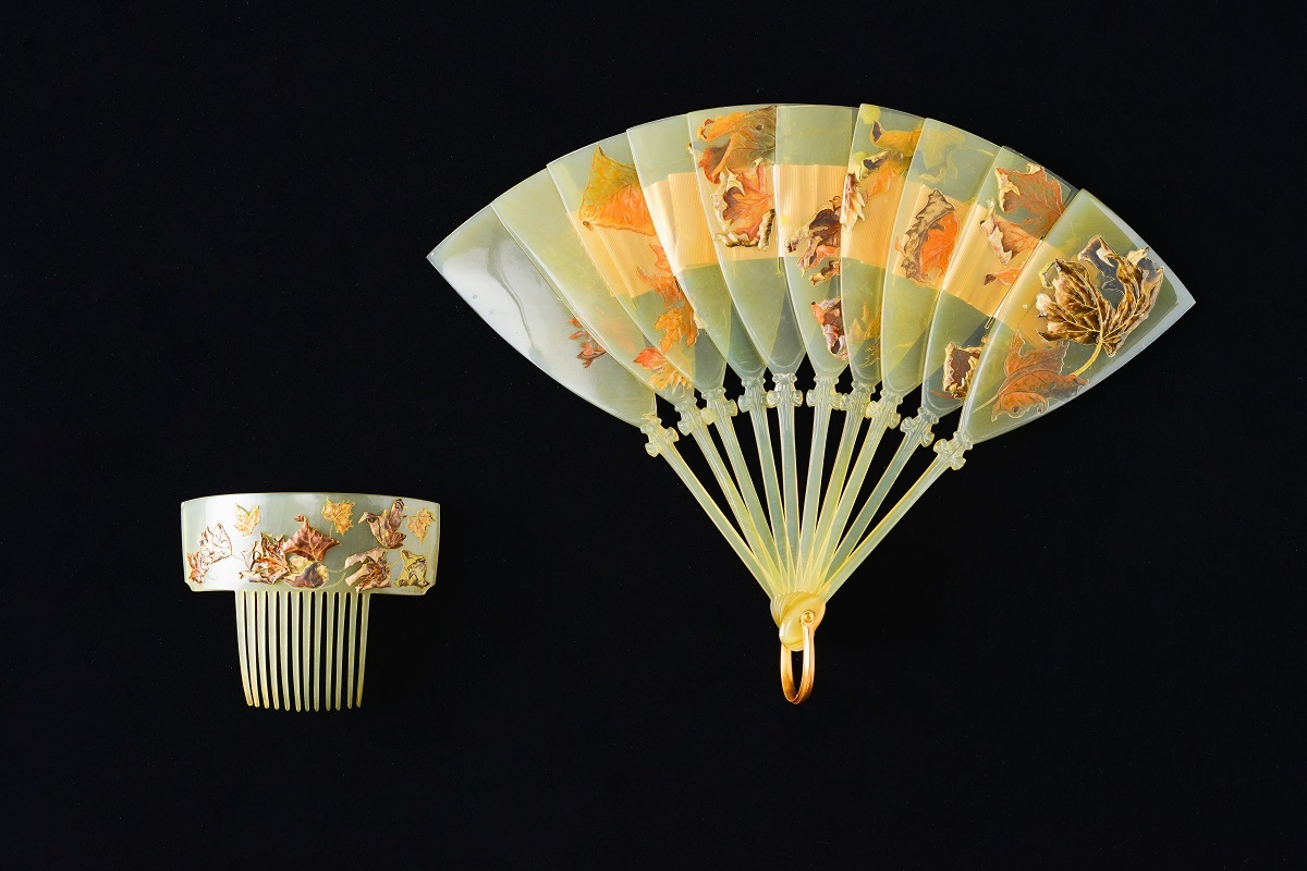 扇と櫛《落ち葉》1899-1900年頃　獣角、金、エナメル、絹製リボン