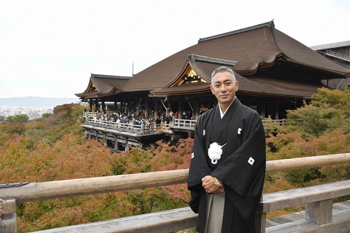 清水寺　本堂を背景に　市川團十郎 ／(C)松竹