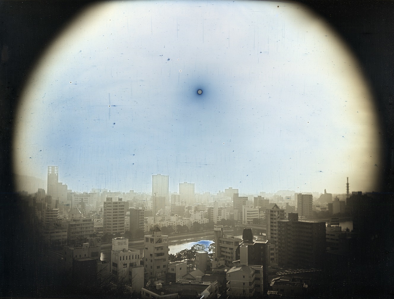2014年3月23日、比治山公園より西北西に見かけの高度570mの太陽、広島 「EXPOSED IN A HUNDRED SUNS／百の太陽に灼かれて」シリーズより 2014 ダゲレオタイプ 19.3×25.2cm