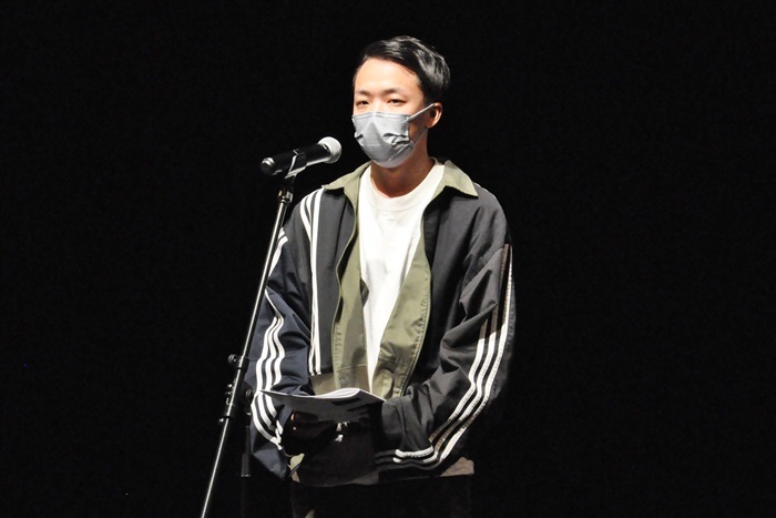 新しいアソシエイトアーティストに選ばれた福井裕孝。「“上演”という形態に縛られないものができたら」という公演は9/9～11に開催。