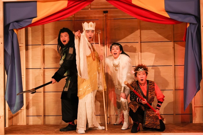 （左から）⾧塚圭史（沙悟浄）、柄本時生（三蔵法師）、佐々木春香（玉龍）、菅原永二（孫悟空） (C)宮川舞子